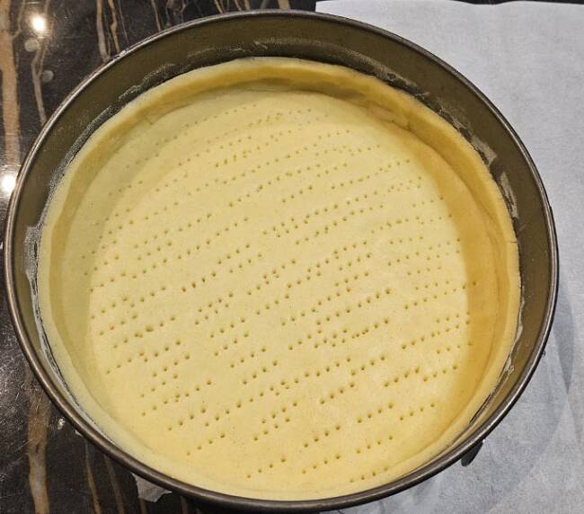 Gluten-free shortcrust base made with rice flour for a mulberry tartlet, Molina, Lake Como