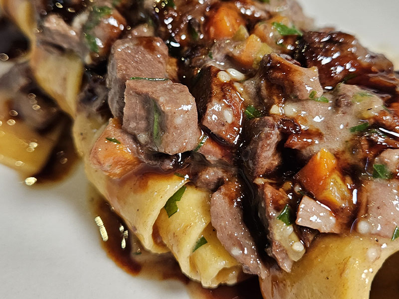 Pappardelle al ragù di lepre preparate dallo chef privato Manuel Sioli in provincia di Bergamo