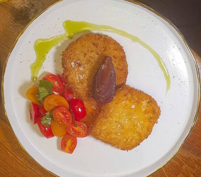 Simple breaded veal cutlet with tomato and basil, kids' plate, Civenna, Lake Como